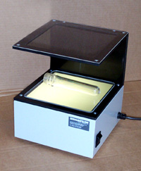 compact-polarised-light-strain-viewer-for-pet-preforms-–-den-soi-kiem-tra-phoi-chai-sharples.png